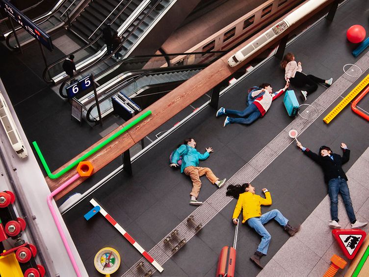 Personen liegen auf Boden am Bahnhof