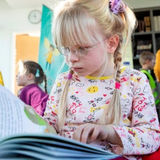 Mädchen liest in Kinderbuch