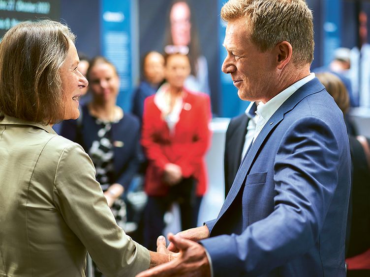 Richard Lutz und Christina Rau schütteln die Hand