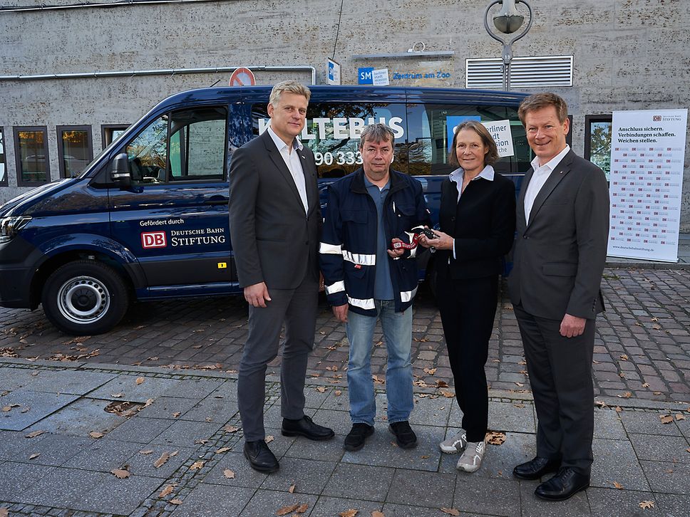 4 Personen stehen vor Kältebus