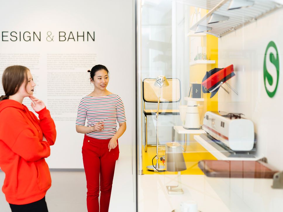 Zwei Frauen schauen sich die Ausstellung an