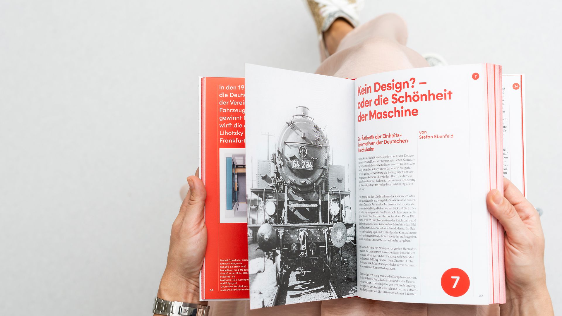 Person hält Designbuch in der Hand