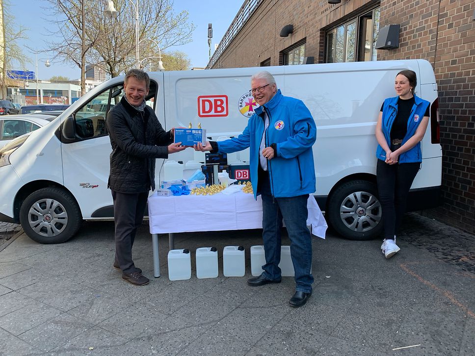 Richard Lutz und Mitarbeiter der Bahnhofsmission