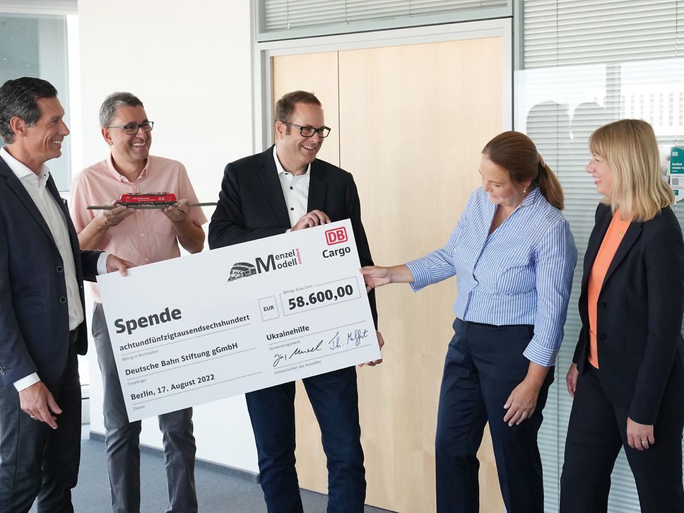 Spendenschein wird übergeben