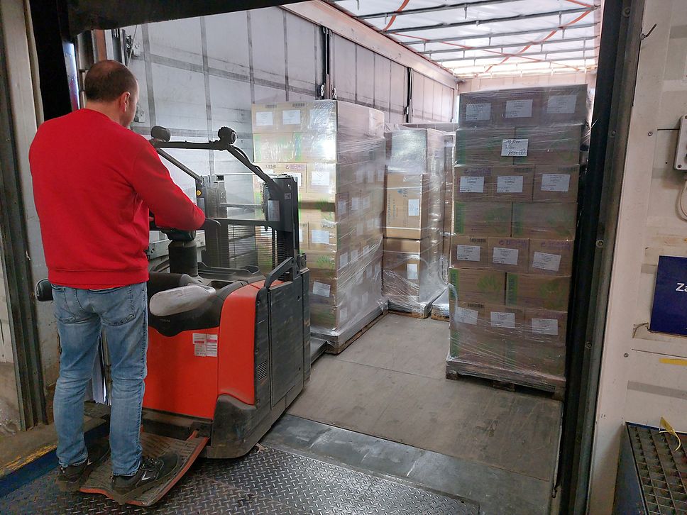 Kartons werden verladen