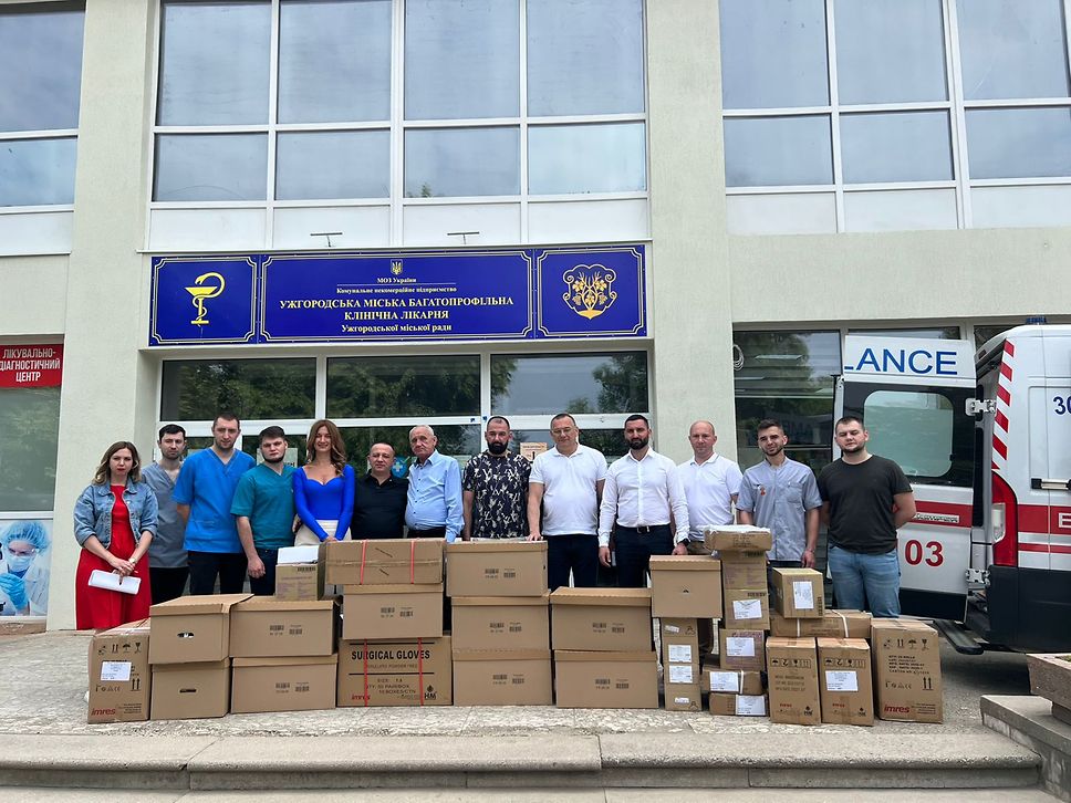 Personen stehen vor Hilfskartons