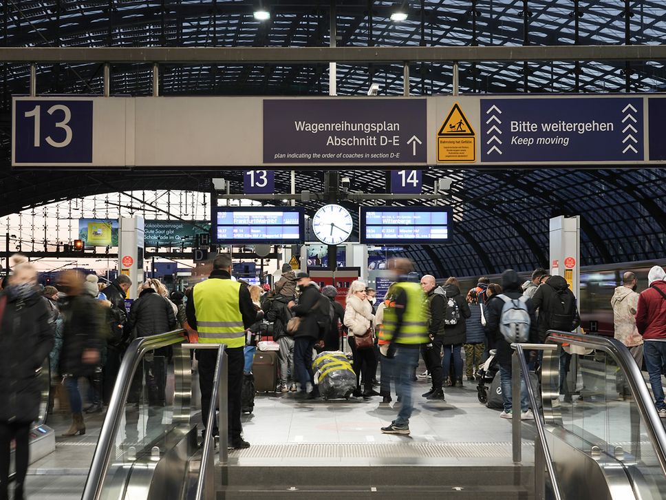 Bahnhof mit Reisenden
