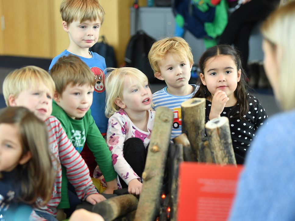 Kinder hören beim Vorlesen zu