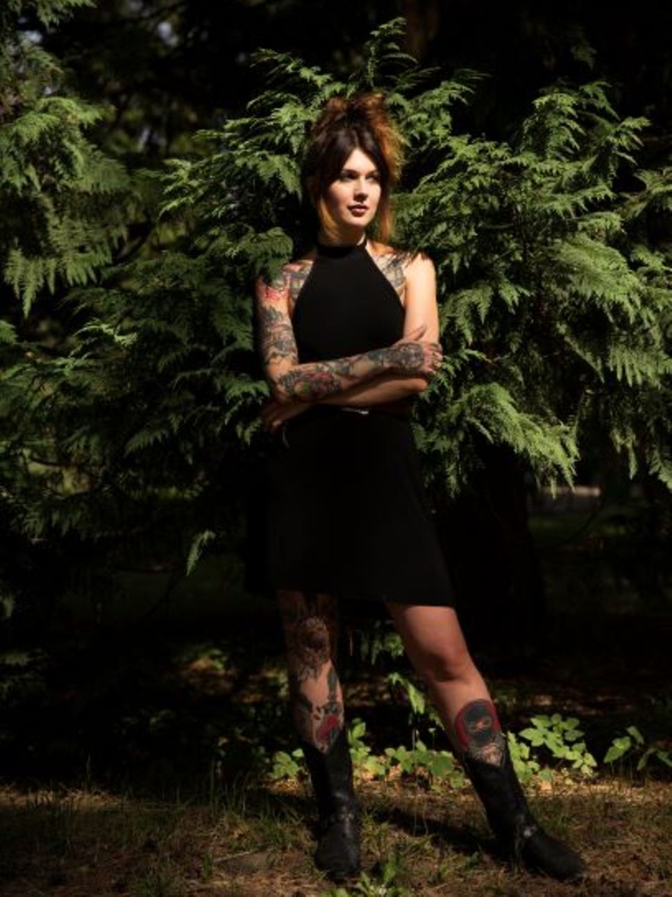 Victoria van Violence vor einer Tanne