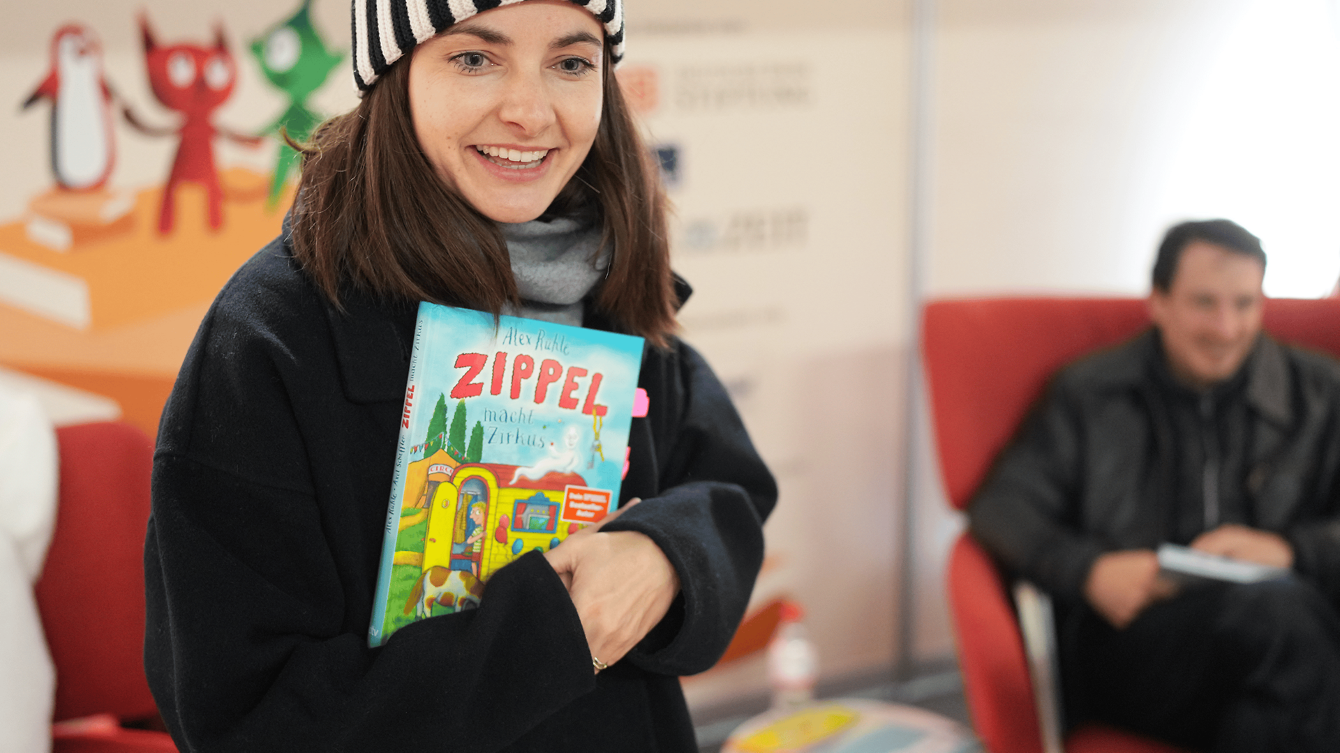 Frau hält das Buch "Zippel" in der Hand