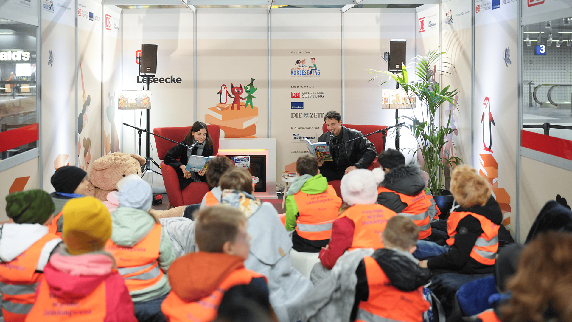 Felix Neureuther liest Kindern vor