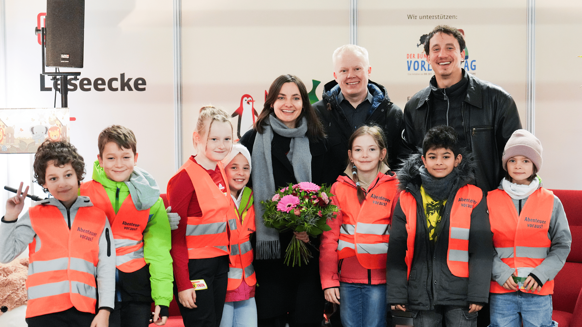 Gruppenbild mit Kindern und Mitwirkenden beim Vorlesetag
