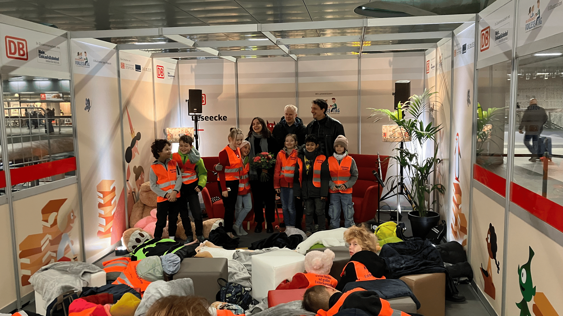 Impression Vorlesetag 2024 - Kinder tragen Warnwesten 