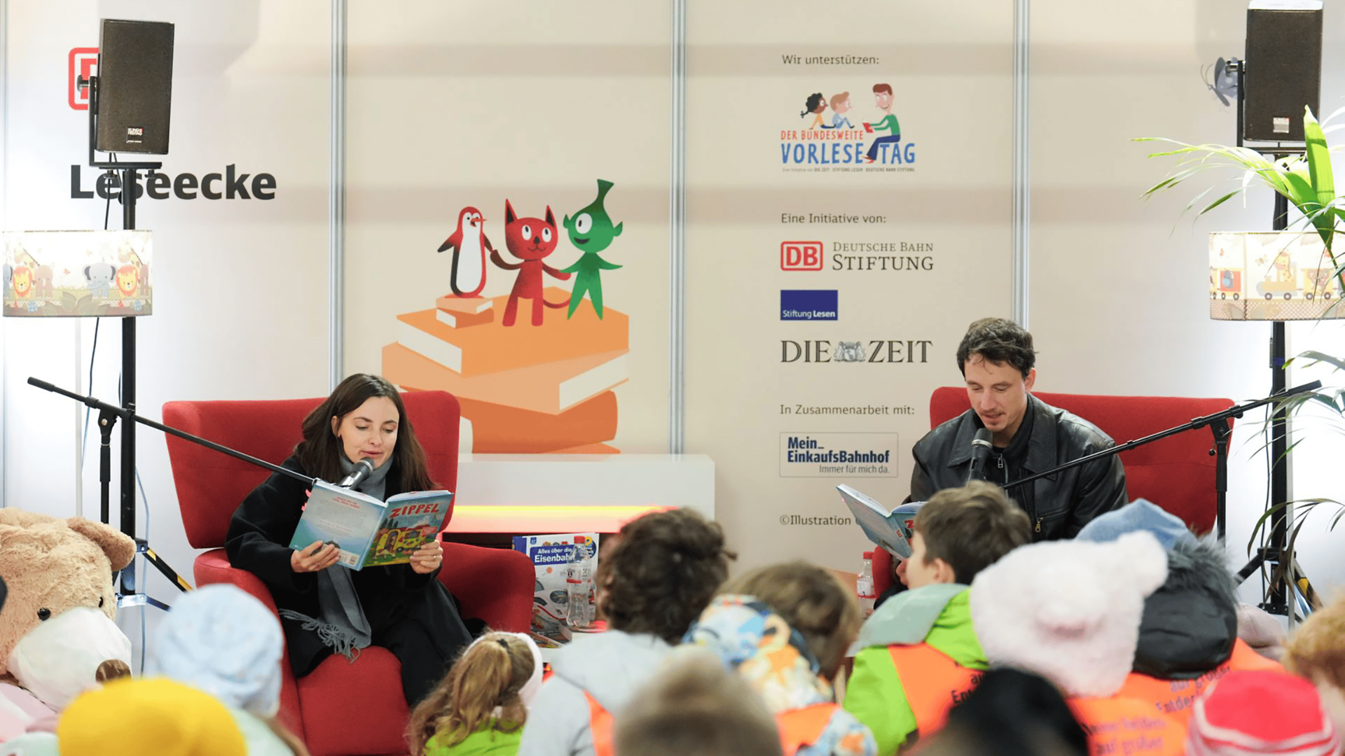 Felix Neureuther liest gemeinsam mit einer Frau Kindern vor
