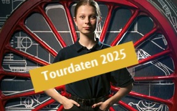 Eine Frau steht vor einem großen, roten Rad und schaut in die Kamera. Darüber liegt ein Schriftzug für die Tourdaten 2025