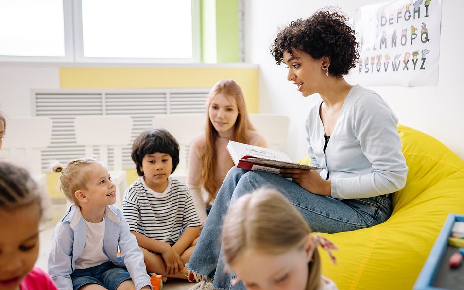 Lesenlernen ist der erste Schritt auf dem Bildungsweg von Kindern. Eine Grundlage dafür ist Vorlesen.