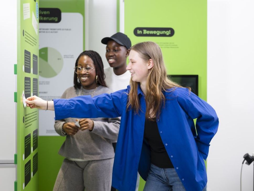 Besucher:innen beim Start der Ausstellung Power2Change